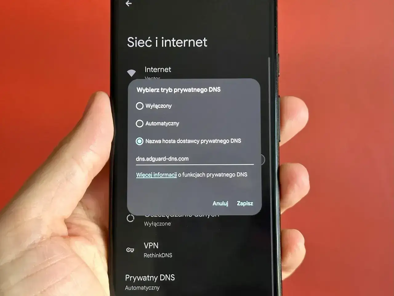 Konfiguracja prywatnego DNS na Androidzie, np. w Chrome, z użyciem AdGuard dla lepszego przeglądania.