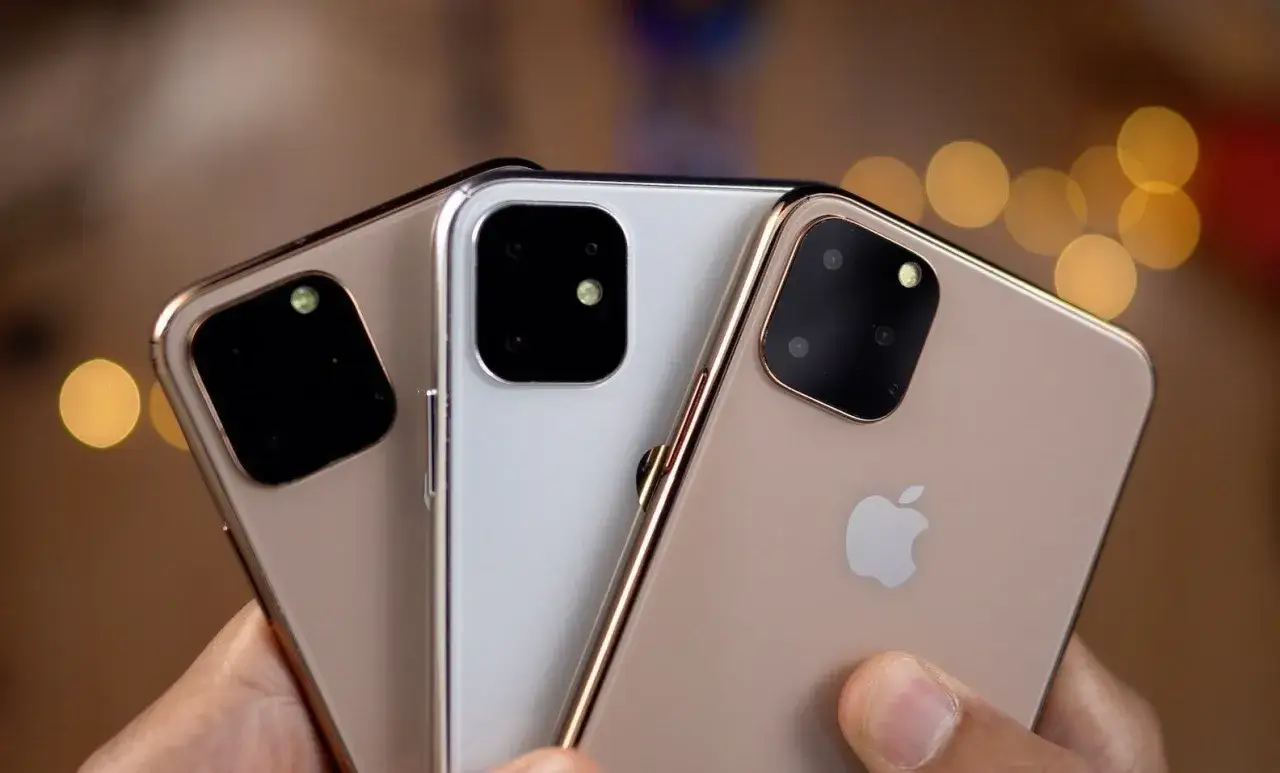 Trzy telefony iPhone 11 w różnych kolorach, z charakterystycznym modułem aparatów. Premiera już za rogiem!