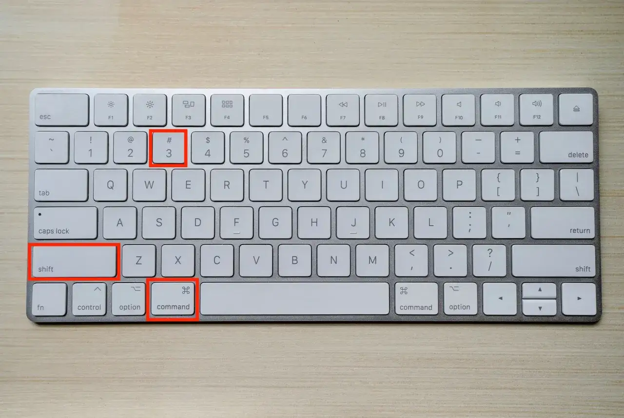 Klawiatura Mac z zaznaczonymi klawiszami do wykonania print screen: Shift + Command + 3.