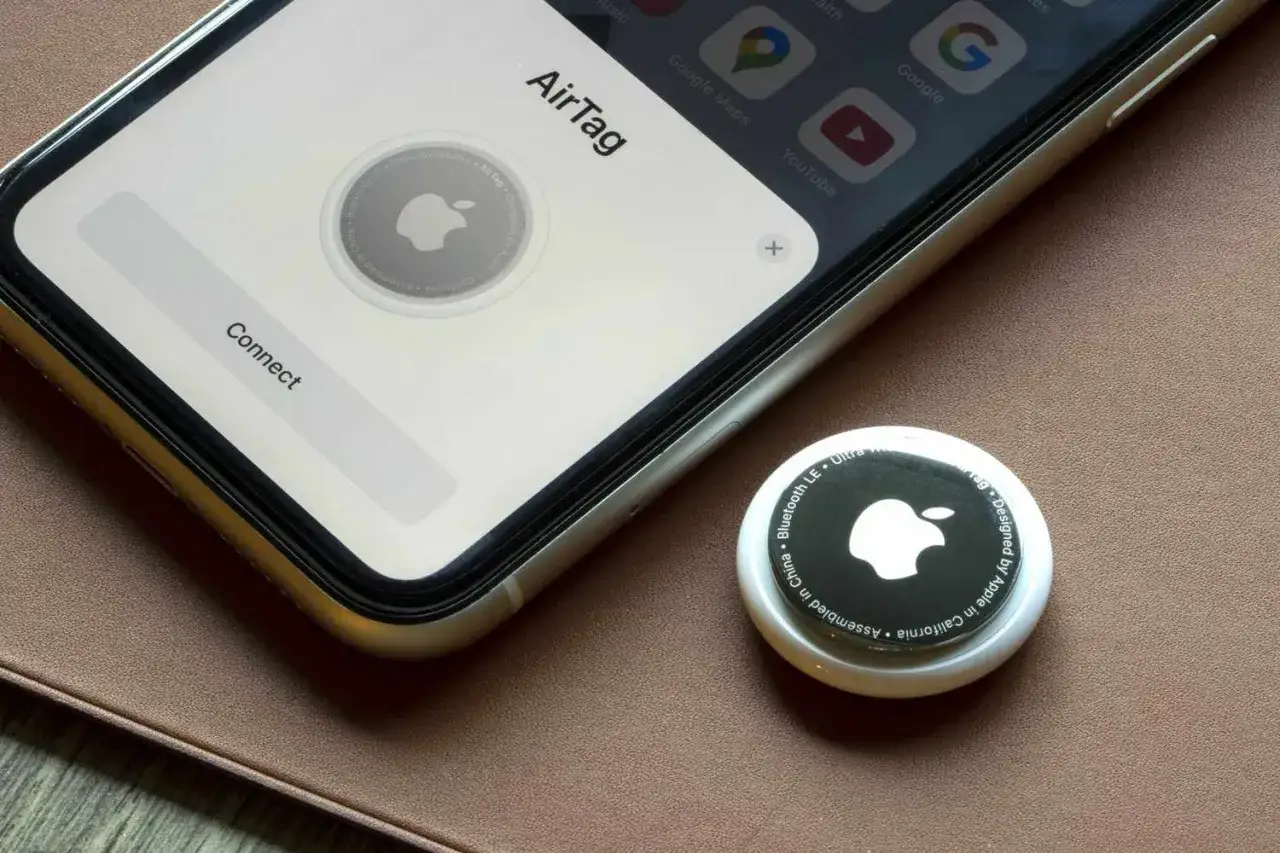 Konfiguracja AirTag na iPhonie. Widzimy ekran telefonu z napisem 