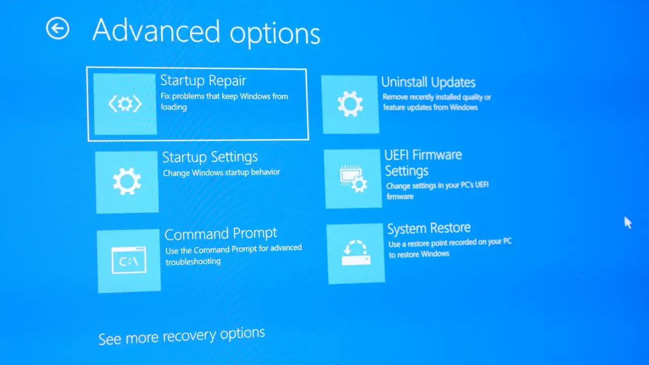 Ekran zaawansowanych opcji Windows 11, gdzie można wybrać tryb awaryjny, naprawę systemu lub przywracanie.