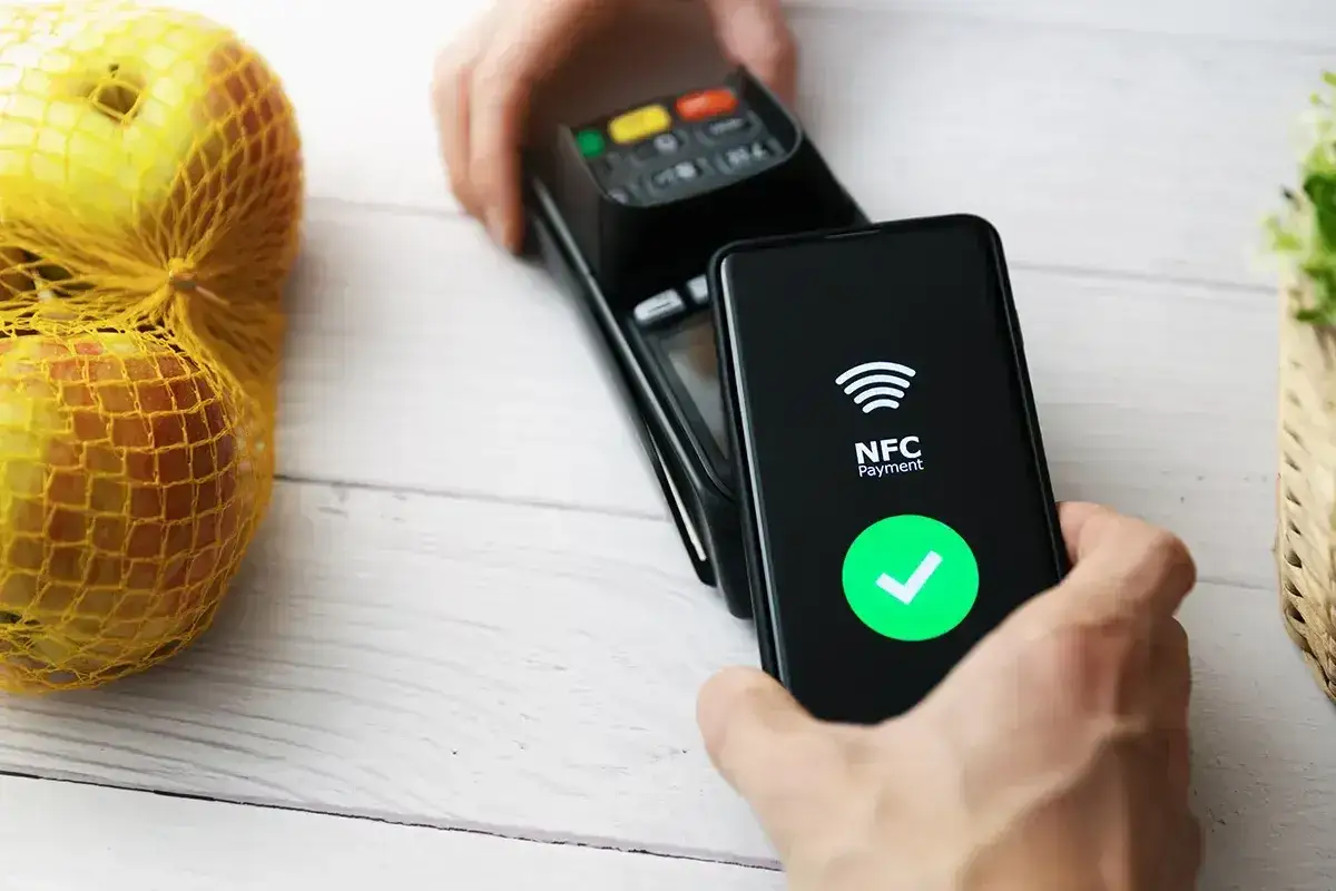 Płatność zbliżeniowa telefonem. Dowiedz się, jak włączyć NFC w telefonie, by płacić szybko i wygodnie.