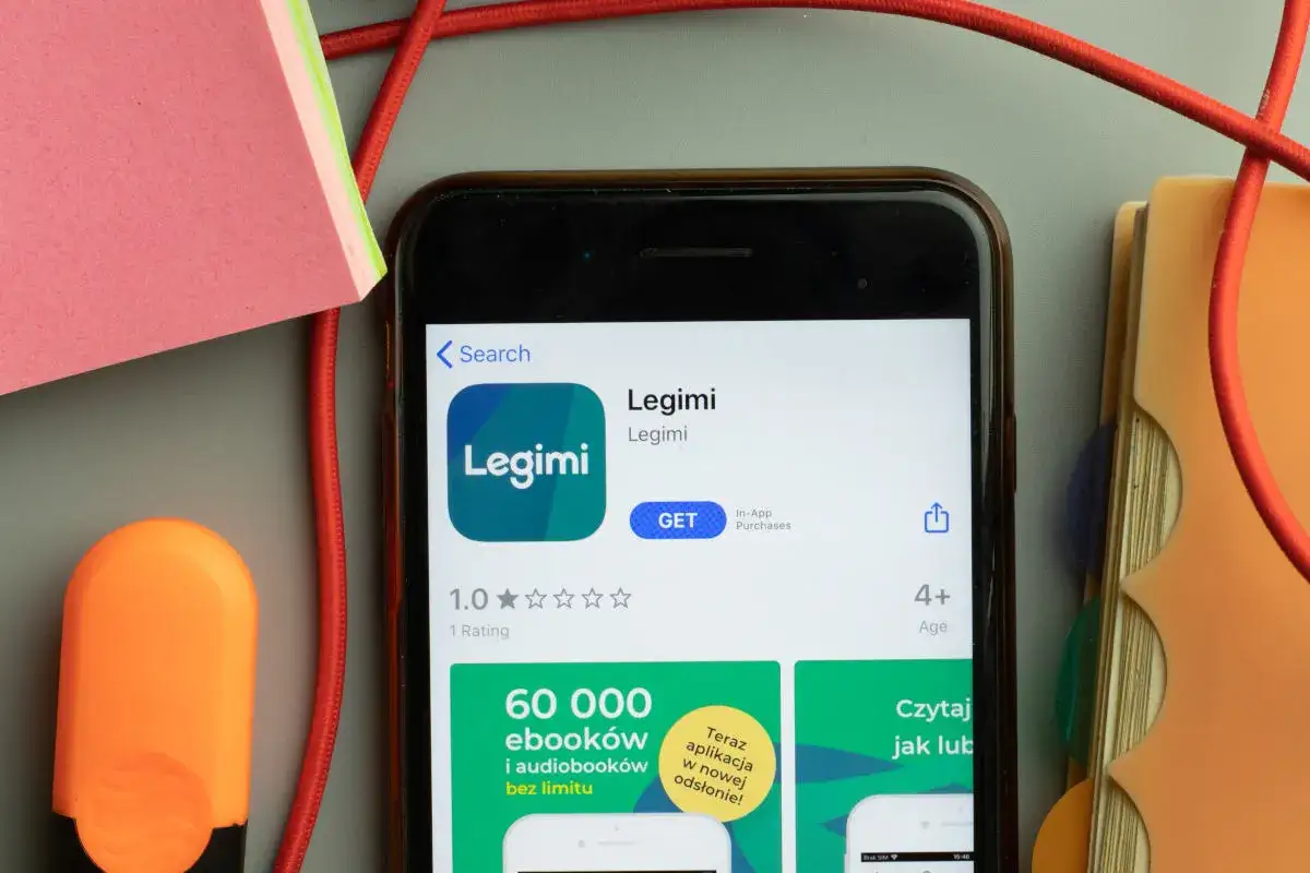 Telefon z aplikacją Legimi, idealną do czytania ebooków i audiobooków na Kindle.